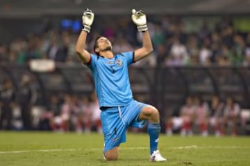 El guardameta también se ha convertido en frustración para los mexicanos, pues puede presumir haber estado en los dos partidos en que México cayó en Copa Oro en el 2013.