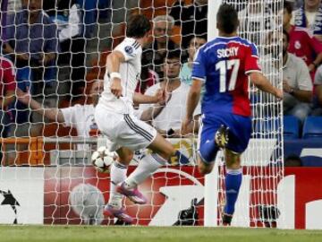 El delantero galés del Real Madrid Gareth Bale (i) consigue el segundo gol del equipo durante el partido de la primera jornada de la fase de grupos de la Liga de Campeones que Real Madrid y FC Basilea disputan esta noche en el estadio Santiago Bernabéu, en Madrid.