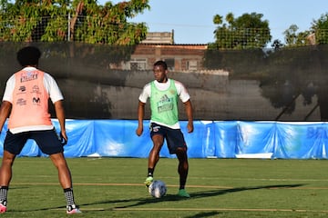 La Selección Colombia realizó la última práctica antes de enfrentar a Uruguay en los cuartos de final de la Copa América. El equipo de Reinaldo Rueda sufrió la baja de último momento de Matheus Uribe que no podrá disputar más el certamen. 