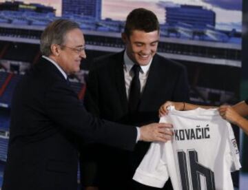 Mateo Kovacic con el presidente del Real Madrid Florentino Pérez.