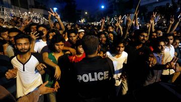 La polic&iacute;a controla a los aficionados en las cercan&iacute;as de la casa de Sarfraz Ahmed para celebrar la victoria de la ICC Champions Trophy.