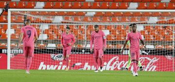 Los jugadores del Madrid, cariacontecidos tras un gol del Valencia.