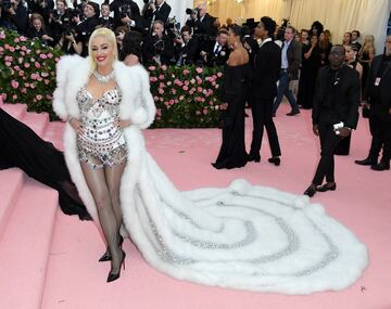 La californiana lució un diseño de Jeremy Scott con un body satinado con pedrería y una larga capa en una gala con el tema 'Camp: Notas sobre la moda'.