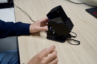 Tu viejo móvil ahora vale oro: el ingenioso invento de dos jóvenes que lo convierte en un auténtico centro de datos