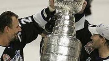 <b>UN TRIUNFO MUY ESPERADO</B>. El capitán Dave Andreychuk y Tim Taylor levantan el trofeo.