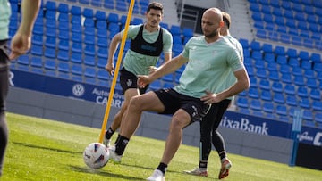 Blasco toca el balón con Loureiro al fondo.