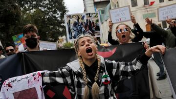 Demonstrators attend a protest in support of Iranian women and against the death of Mahsa Amini, near the Iranian consulate in Istanbul, Turkey November 7, 2022. REUTERS/Dilara Senkaya