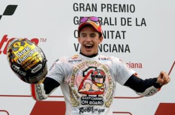 Firmó con Repsol Honda para competir en MotoGP. Ganó su tercer mundial tras la carrera del Gran Premio de Valencia. En la imagen, Márquez celebra su primer mundial en MotoGP.