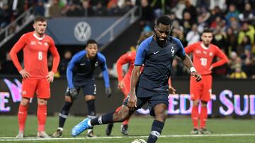 France's forward Odsonne Edouard (C) shoots from the penalty spot to score his team's first goal during the UEFA Under 21 Euro 2021 qualifying football match between Switzerland and France on November 19, 2019 at La Maladiere stadium in Neuchate