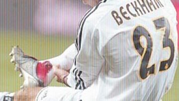 Beckham se duele de su tobillo ensangrentado.