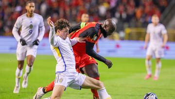 Brussels (Belgium), 16/10/2023.- Victor Lindelof of Sweden in action against Romelu Lukaku of Belgium during the UEFA EURO 2024 group F qualification round match between Belgium and Sweden in Brussels, Belgium, 16 October 2023. (Bélgica, Suecia, Bruselas, Roma) EFE/EPA/OLIVIER MATTHYS