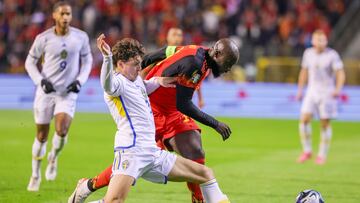 Brussels (Belgium), 16/10/2023.- Victor Lindelof of Sweden in action against Romelu Lukaku of Belgium during the UEFA EURO 2024 group F qualification round match between Belgium and Sweden in Brussels, Belgium, 16 October 2023. (Bélgica, Suecia, Bruselas, Roma) EFE/EPA/OLIVIER MATTHYS
