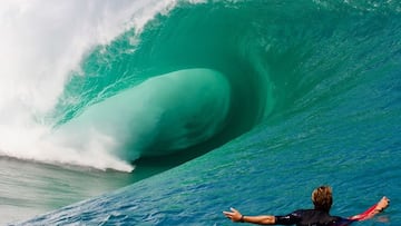 Un surfista se mira la ola de Teahupoo, rompiendo en modo gigante.