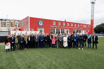 Foto de familia en la inauguración del Centro de Investigación en Deporte y Salud (CIDS).