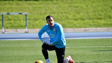 Fernando, en un entrenamiento con el Almería.