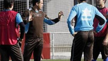 <b>MEDIA HORA DE CHARLA. </b>Los granotas hicieron terapia tras la goleada recibida en Sevilla.