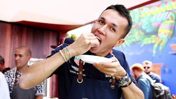 Alex Albon (Red Bull), probando los tacos en México. F1 2019.
