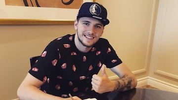 Luka Doncic firma con los Dallas Maverichs.