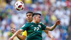 Mexico&#039;s forward Hirving Lozano (R) vies with Brazil&#039;s midfielder Casemiro during the Russia 2018 World Cup round of 16 football match between Brazil and Mexico at the Samara Arena in Samara on July 2, 2018. / AFP PHOTO / BENJAMIN CREMEL / RESTR