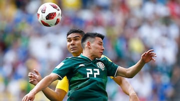 Mexico&#039;s forward Hirving Lozano (R) vies with Brazil&#039;s midfielder Casemiro during the Russia 2018 World Cup round of 16 football match between Brazil and Mexico at the Samara Arena in Samara on July 2, 2018. / AFP PHOTO / BENJAMIN CREMEL / RESTR