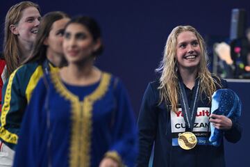 Claire Curzan, feliz con su oro.