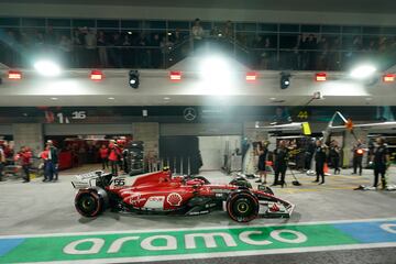 Carlos Sainz saliendo de boxes para realizar su vuelta de clasificación.