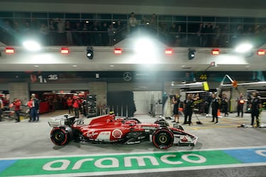 Carlos Sainz saliendo de boxes para realizar su vuelta de clasificación.