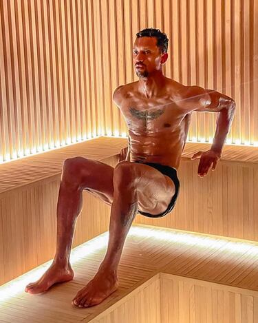 El jugador nacido en Amadora, una ciudad portuguesa que pertenece al distrito de Lisboa, pasó por equipos como el Sporting Lisboa, Manchester United, Valencia CF o Lazio. Actualmente se encuentra defendiendo  la camiseta del Adana Demirspor de la Süper Lig turca. En sus redes sociales (@luisnani) ha demostrado que se encuentra en plena forma física a sus 37 años. 