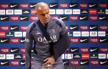 Luis Enrique apareció en el entrenamiento del Paris Saint-Germain Football Club tras someterse a la operación de clavícula. El técnico español sufrió un accidente al montar en bicicleta, de la que se cayó.