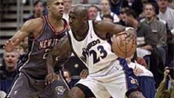 <b>SIGUE SIENDO EL REY.</B> Jordan, cuatro días después de haber cumplido 40 años, estuvo imparable en 43 minutos al conseguir 18 de 30 tiros de campo y 7 de 8 desde la línea de personal. Además de capturar 10 rebotes, dio tres asistencias y recuperó cuatro balones.