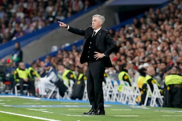 Carlo Ancelotti da indicaciones a sus jugadores desde su área técnica.