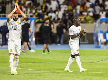 Karim Benzema y N'Golo Kanté saludan a su afición después de haber vivido un partido intenso. El Balón de Oro protagonizó la remontada de su equipo con una asistencia y un gol. Debut soñado. 