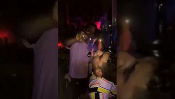 Joven se prende la cara con un trago y se pone a bailar