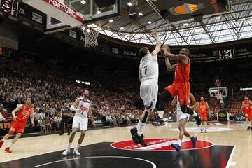 Luka Doncic y Romain Sato.