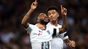 Sancho felicita a Sterling por uno de sis tres goles en el Inglaterra-República Checa (5-0)