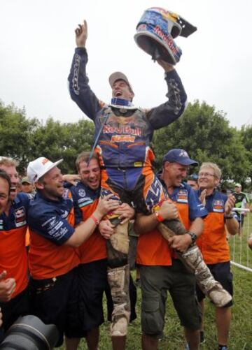 REFILE- CLARIFYING RALLY EDITION
KTM rider Marc Coma celebrates after winning the seventh South American edition of the Dakar Rally 2015 in Buenos Aires, after the 13th stage of the Dakar Rally 2015 from Rosario to Buenos Aires January 17, 2015.   REUTERS/Jean-Paul Pelissier (ARGENTINA - Tags: SPORT MOTORSPORT)