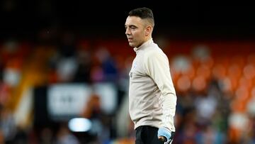 Iago Aspas en el césped de Mestalla.