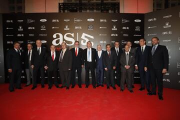 Alfredo Relaño, Juan Luis Cebrián, Manuel Polanco, Manuel Mirat y Juan Cantón posan con los periodistas históricos del AS.