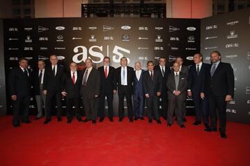 Alfredo Relaño, Juan Luis Cebrián, Manuel Polanco, Manuel Mirat y Juan Cantón posan con los periodistas históricos del AS.  