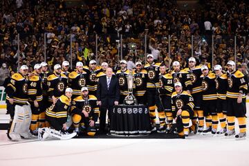 Odiados por ser acusados por equipos como los Canucks y los Canadiens de jugar sucio y de comportamiento barato. Han ganado seis veces la Stanley Cup en la NHL. 