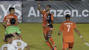 El delantero argentino inauguró la feria de goles en Guatemala con una definición de clase mundial desde tiro libre que hizo recordar a Roberto Carlos.