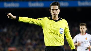 El colegiado andaluz Munuera Montero durante el partido entre el Barcelona y el Mallorca.