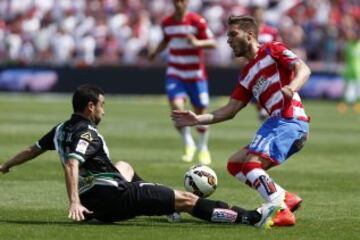 Iñigo López (Cordoba CF) y Rochina (Granada CF)