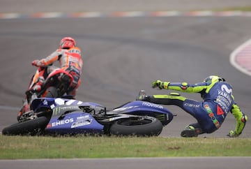 El de Honda ya había tocado a Aleix Espargaró mientras recuperaba posiciones porque había recibido un 'ride through' tras la salida. Al pasar a Rossi, le empujó. Fue sancionado con 30 segundos.