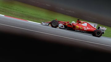 Sebastian Vettel con el Ferrari en Sepang.