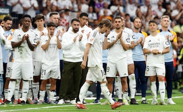Los jugadores del Real Madrid aplauden a Luca Modric en su despedida. 