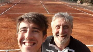 Un tenista franc¨¦s reconstruye una pista en casa de su vecino