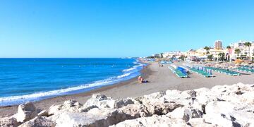 Con una extensión de 2.100 m de longitud y 40 m de anchura media, la playa de la Carihuela está considera como la playa más extensa de Torremolinos. Su origen volcánico hace que la arena de esta playa sea de un color oscuro, mientras la marea suele estar calmada. A pesar de ubicarse en lo que hoy en día se considera el área cosmopolita de la localidad, la playa La Carihuela aún conserva el encanto de lo que en su día fue el típico pueblo andaluz. Su nombre se debe al antiguo barrio de pescadores que se situaba en esta zona. Su amplia oferta de restaurantes y chiringuitos hace que la gastronomía malagueña tenga una gran presencia en esta zona. donde puedes probar varios platos de la gastronomía tradicional. 