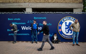 Aficionados apoyados sobre una pared en los aledaños de Stamford Bridge, tras perder en Liga frente al Brighton (1-2).