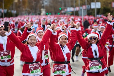 11.000 corredores disfrazados de Papá Noel han celebrado la nueva edición de la carrera más navideña, familiar y divertida de Madrid.